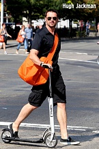 Hugh Jackman с оранжевой сумкой на самокате