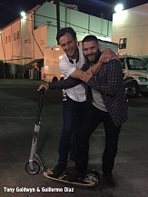 Тони Голдуин и Гильермо Диаз дурачатся на сьемках сериала Скандал с самокатом Xootr Ultra Cruz